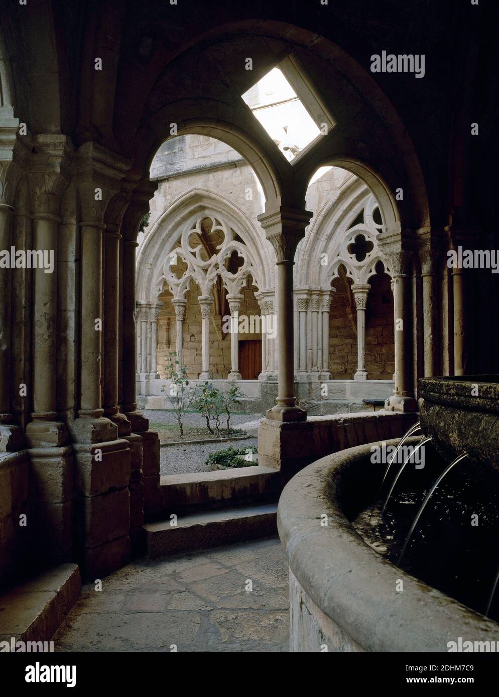 Spanien, Katalonien, Provinz Tarragona, Vimbodí. Königliches Kloster von Santa Maria de Poblet. Der Bau des Klosters begann im 12. Jahrhundert.der Lavabo und Brunnen, von den Mönchen für Reinigung und Waschen verwendet. Stockfoto