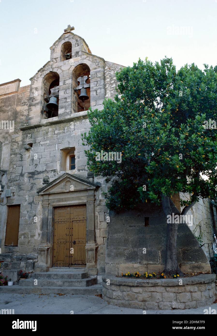 Spanien, Katalonien, Provinz Lleida, Urgell, Llorenç de Rocafort. Kirche von Saint Abdon und Saint Sennen. Tempel mit gotischen und Renaissance-Stil Elemente 16-17. Jahrhundert. Fassade. Stockfoto