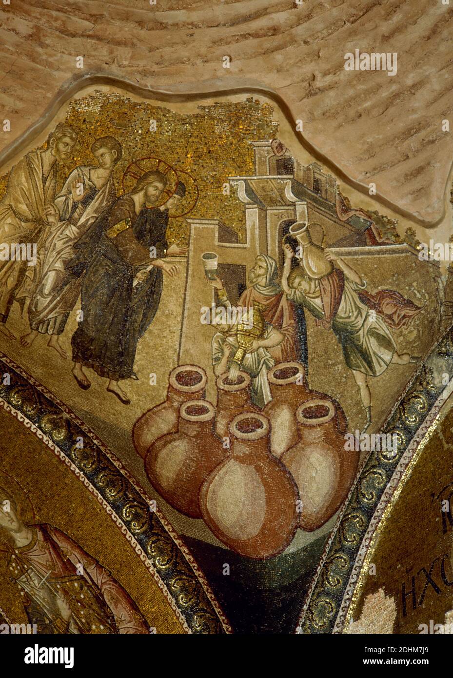 Türkei, Istanbul. Kirche des Heiligen Erlösers in Chora. Byzantinischer Stil. Äußere narthex Mosaik, 14. Jahrhundert. Das Weinwunder von Kana. Als der Wein bei der Hochzeit fertig war, sagte Christus den Dienern, die Amphoren mit Wasser zu füllen, das später zu Wein wurde. Stockfoto