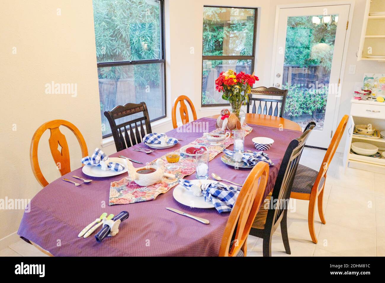 Tisch mit eleganten Platzeinstellungen und putenmotiv während des amerikanischen Thanksgiving-Essens, Lafayette, Kalifornien, 26. November 2020. () Stockfoto