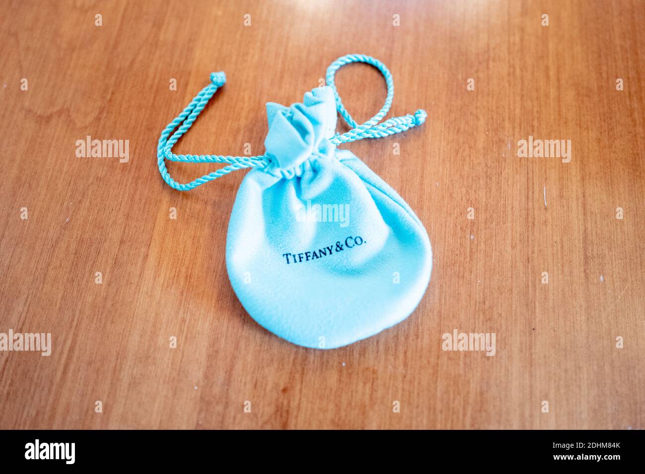Nahaufnahme der blauen Tiffany und Company Tasche mit Logo, Lafayette, Kalifornien, Dezember 2020. () Stockfoto