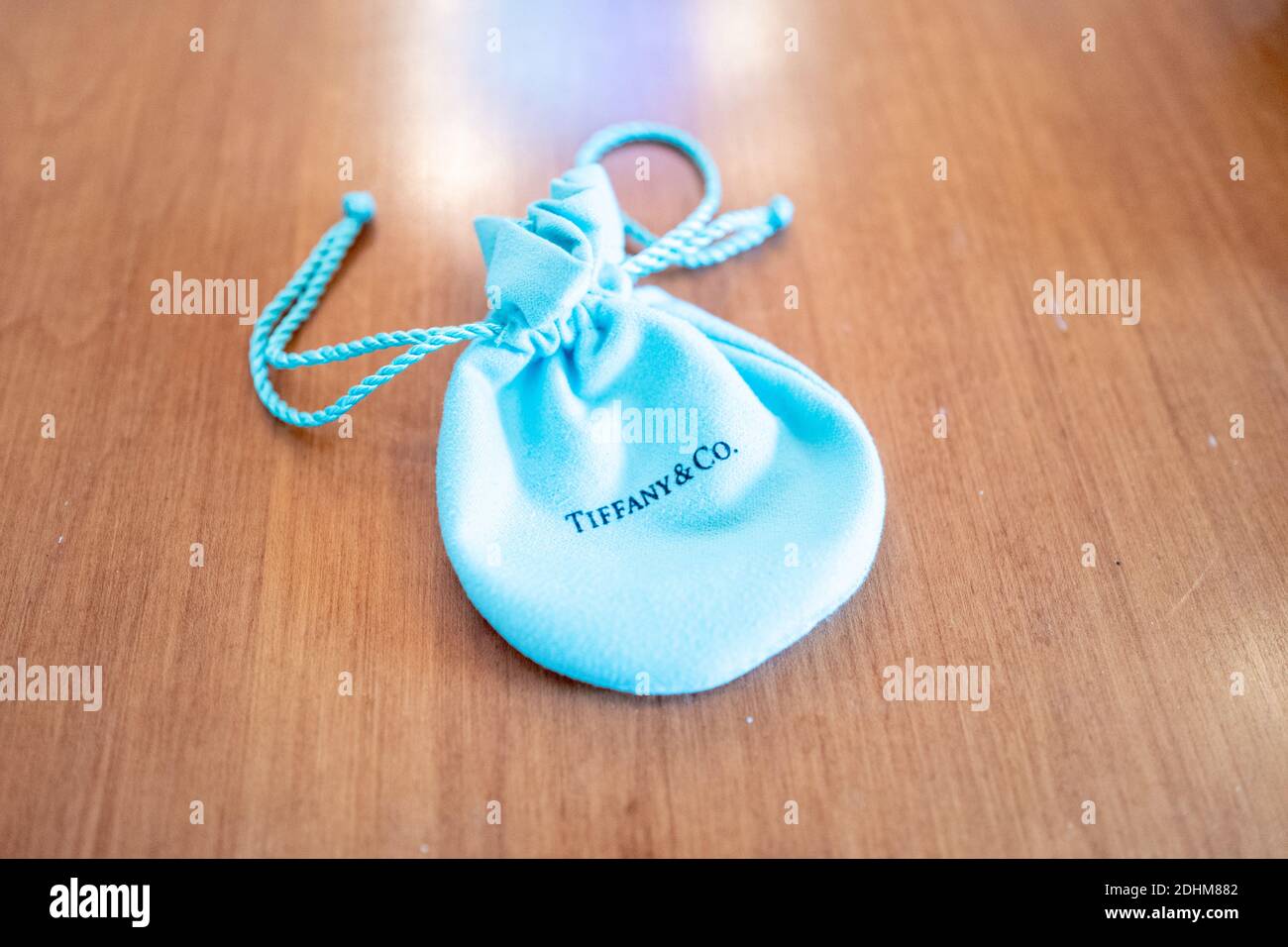 Nahaufnahme der blauen Tiffany und Company Tasche mit Logo, Lafayette, Kalifornien, Dezember 2020. () Stockfoto