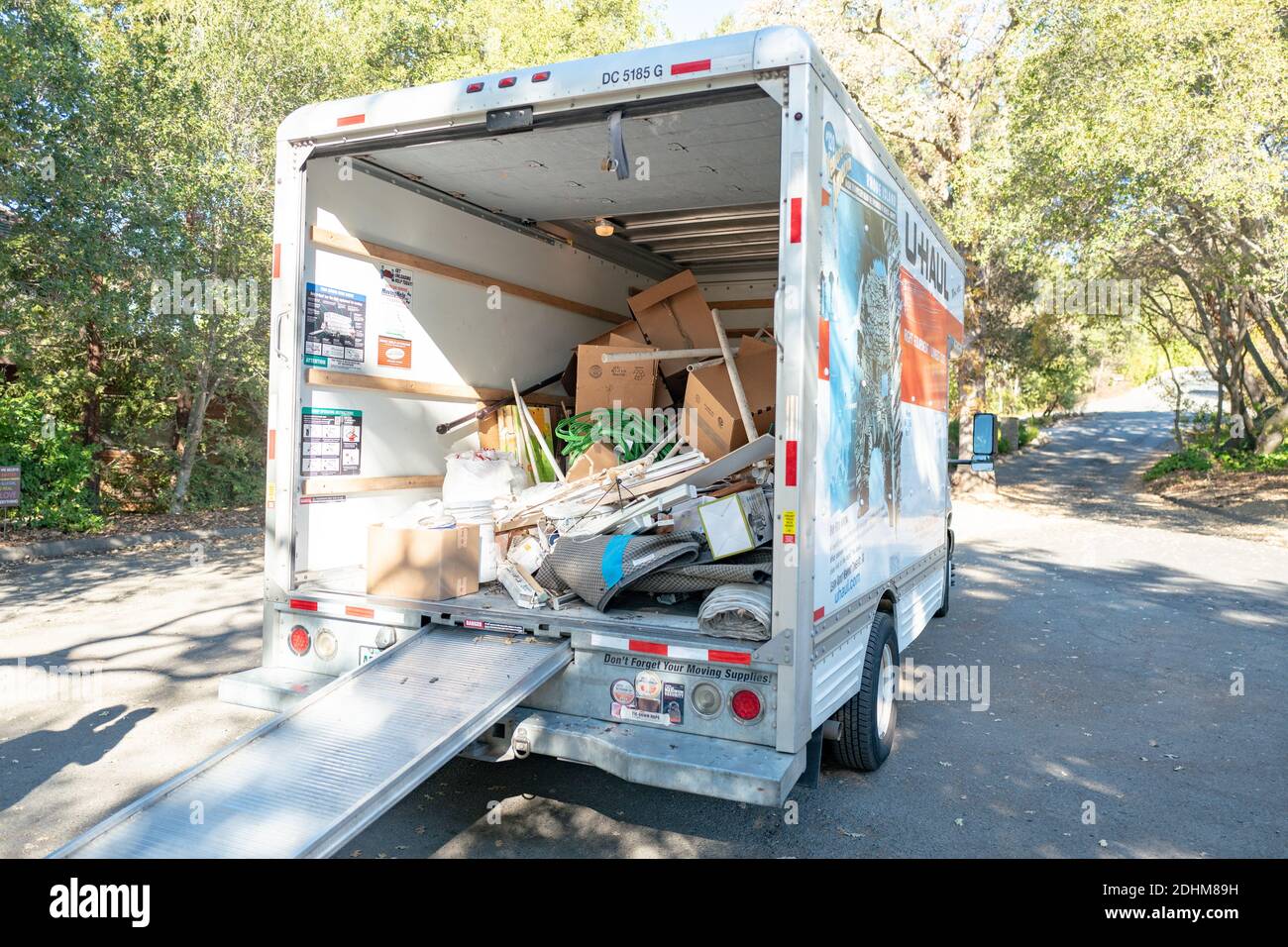 UHaul Moving Truck beladen mit Boxen und Hausmüll und Schutt, Lafayette, Kalifornien, 8. Dezember 2020. () Stockfoto