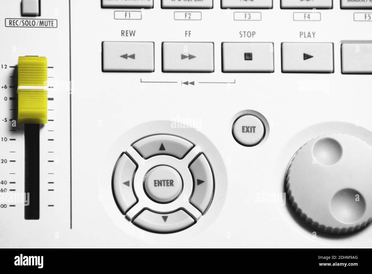 Graue Sound-Mixer-Steuerung, professionelle elektornic Musikgerät mit Yelow-Control-Taste als Demonstration der wichtigsten Farbtrend des Yea Stockfoto
