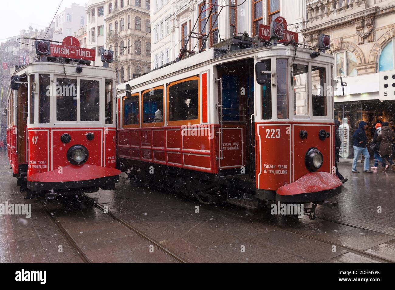 Istanbul, Türkei - 31. Januar 2012 : Nostalgie-Straßenbahnen fuhren an der Istiklal-Straße vorbei, als es am Istanbul Beyoglu zu Schneefällen kam. Einige Leute gingen an Stockfoto
