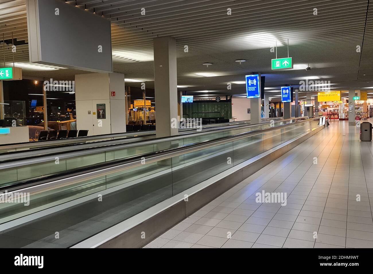 Leerer Terminal am Flughafen Amsterdam Schiphol Stockfoto