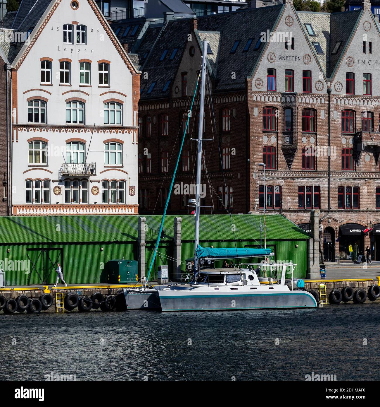 Segelschiff, Katamaran Mandala Solo Sailor am Bryggen Kai im Hafen von Bergen, Norwegen Stockfoto