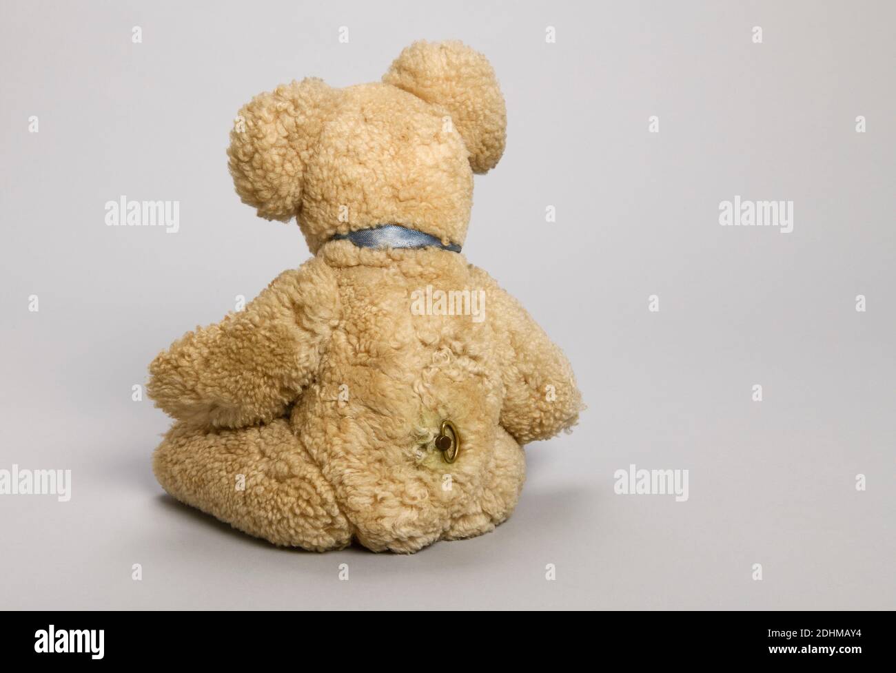 Ein alter Vintage Teddybär aus den 1950er Jahren steht weg Von der Kamera aus Stockfoto