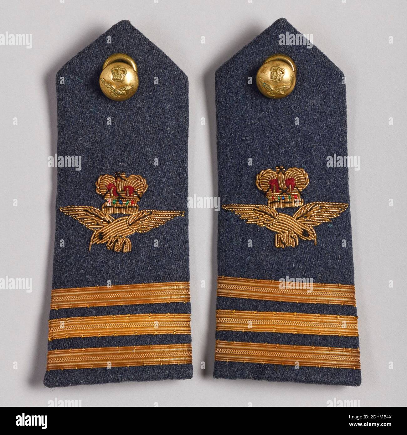 Ein Paar Schulterklappen im Vintage-Stil für eine Royal Air Force Kommandant des RAF-Flügels Stockfoto
