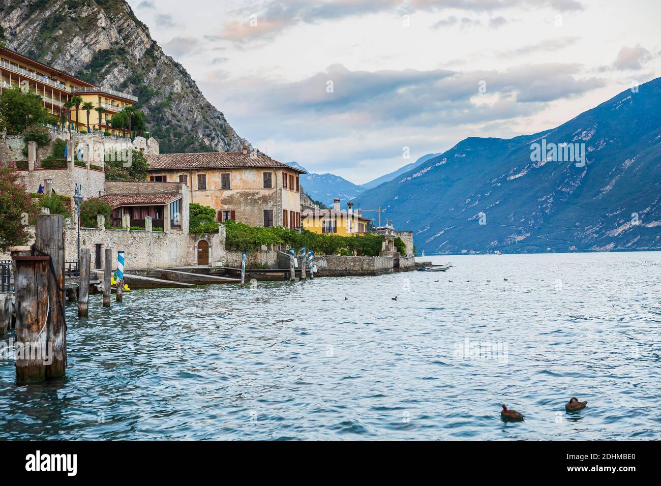 Limone sul Garda Village am See, während ein Sommer Sonnenuntergang. Beliebtes Reiseziel. Stockfoto