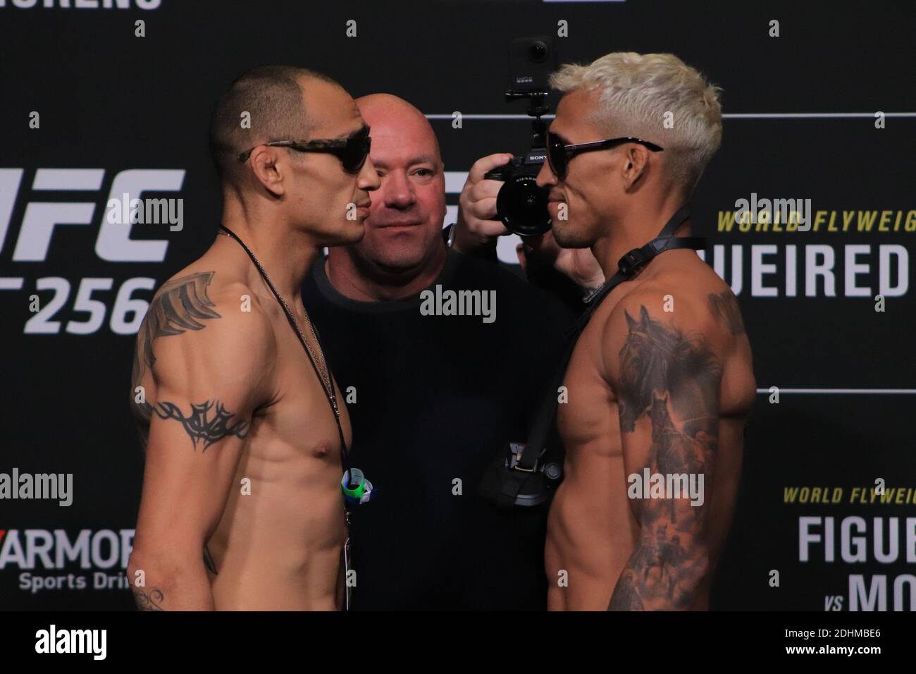 Las Vegas, Nevada, Las Vegas, NV, USA. Dezember 2020. Las Vegas, NV - 11. Dezember: Tony Ferguson und Charles Oliveira treten während der UFC 256-Einwagungen bei der UFC Apex am 11. Dezember 2020 in Las Vegas, Nevada, USA, auf. Quelle: Diego Ribas/PX Imagens/ZUMA Wire/Alamy Live News Stockfoto