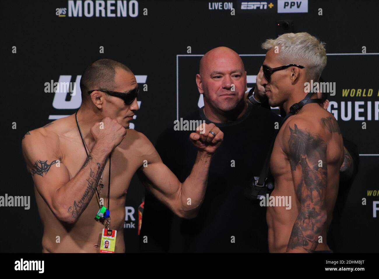 Las Vegas, Nevada, Las Vegas, NV, USA. Dezember 2020. Las Vegas, NV - 11. Dezember: Tony Ferguson und Charles Oliveira treten während der UFC 256-Einwagungen bei der UFC Apex am 11. Dezember 2020 in Las Vegas, Nevada, USA, auf. Quelle: Diego Ribas/PX Imagens/ZUMA Wire/Alamy Live News Stockfoto