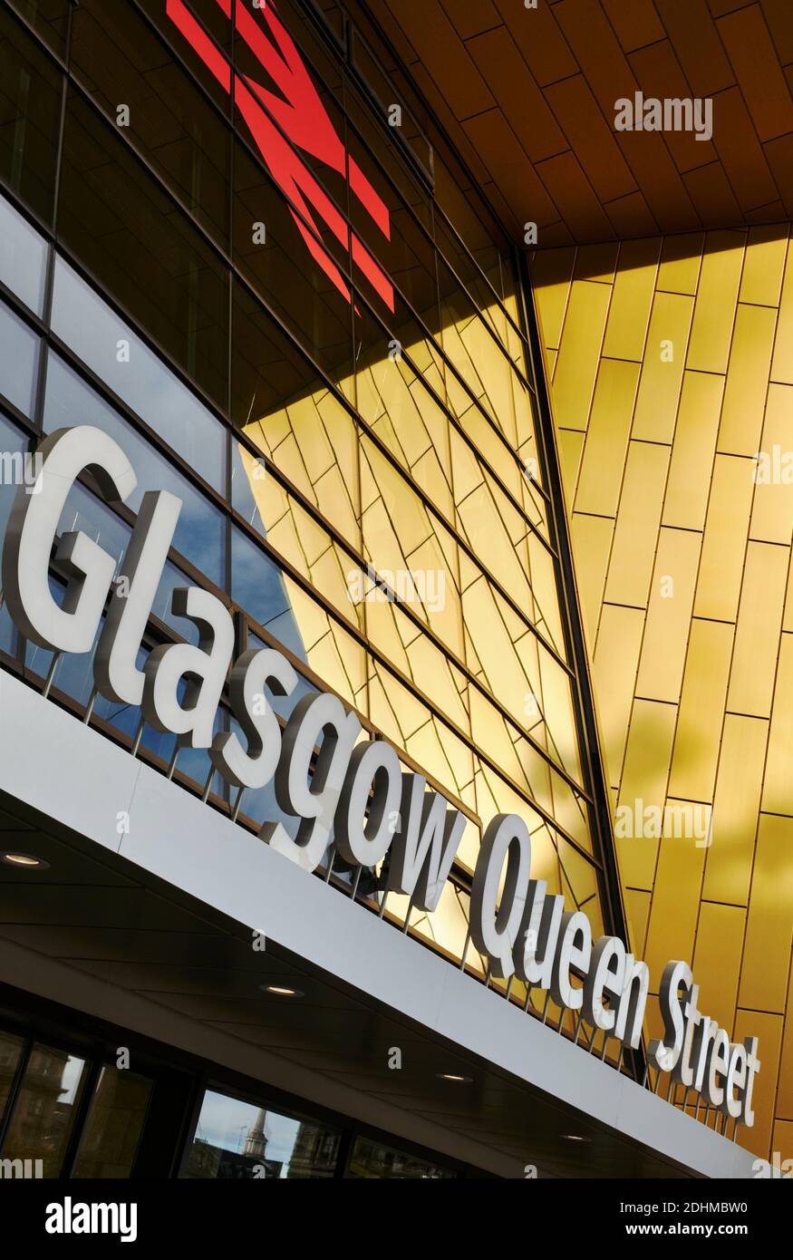 Die £112 Millionen Neugestaltung der Queen Street Station Fassade durch BDP liefert ein beeindruckendes Stück zeitgenössischer Architektur in Glasgow Stockfoto