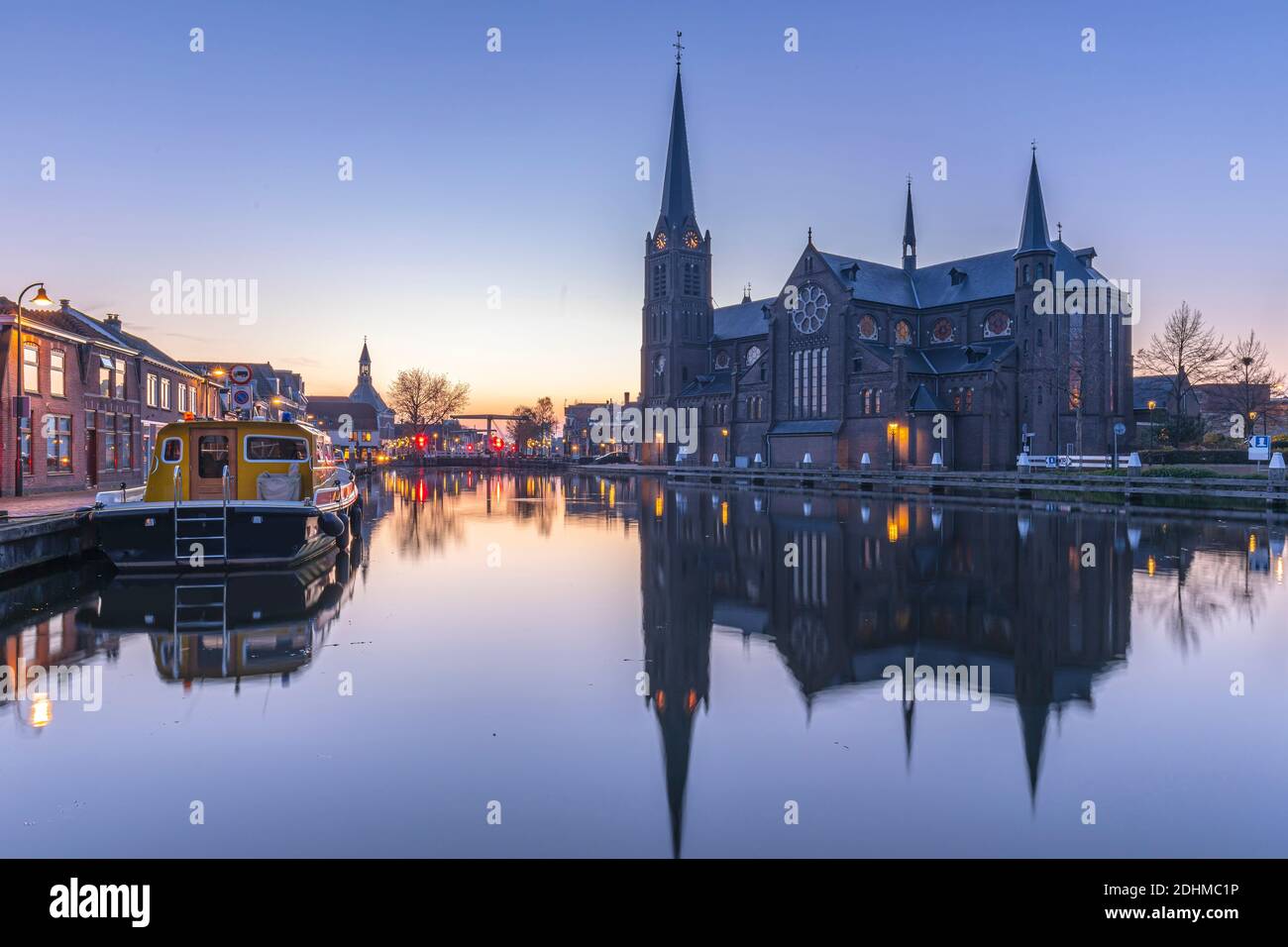 Das historische Dorf Leidschendam, in den Niederlanden am Rijn-schiekanaal während der Dämmerung Stockfoto