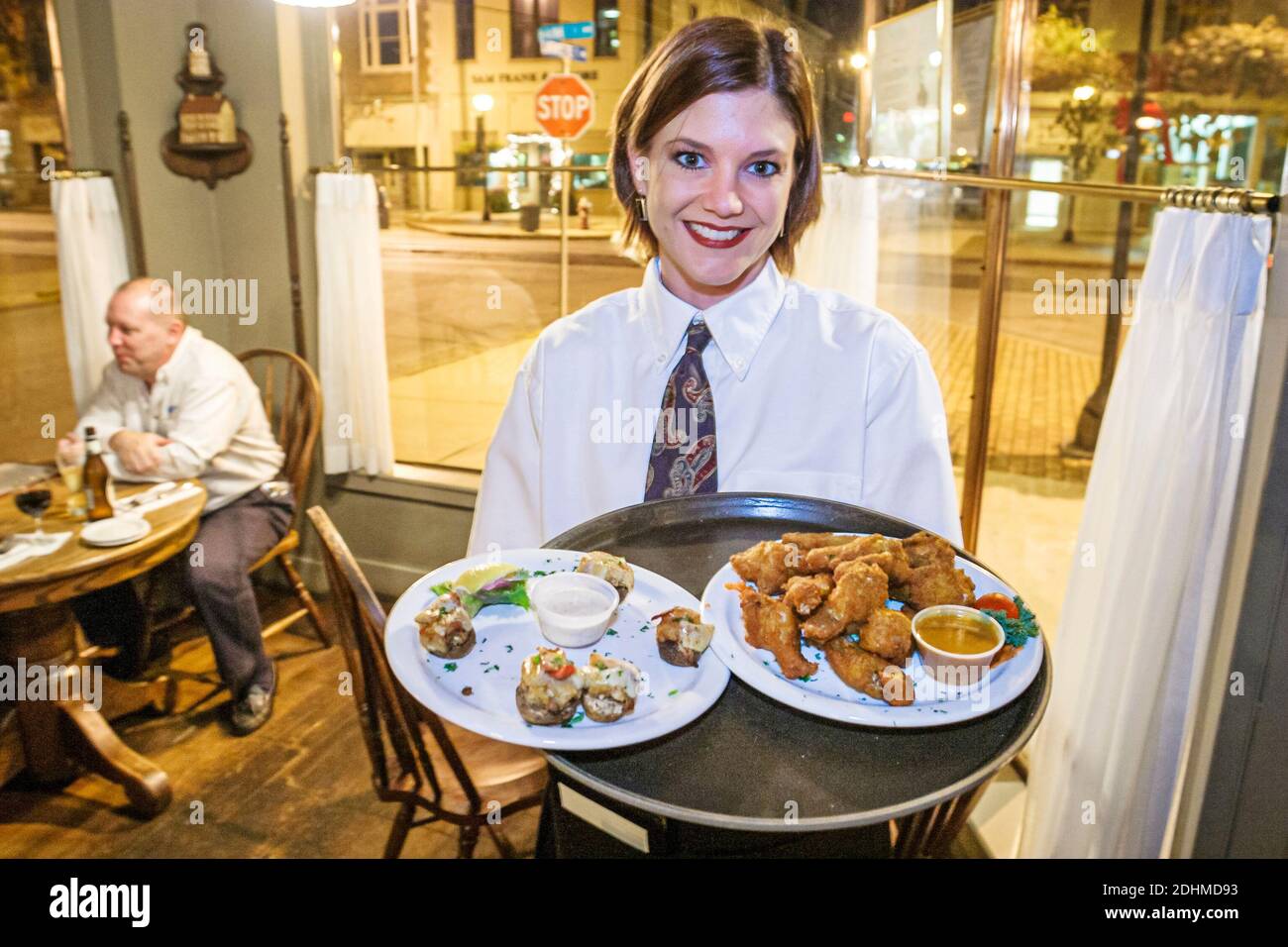 Alabama Decatur Bank Street Simp McGhee's Fine Seafood, Restaurant Restaurants Bedienung Kellnerin Frau serviert Hauptgerichte Teller Tablett, Stockfoto