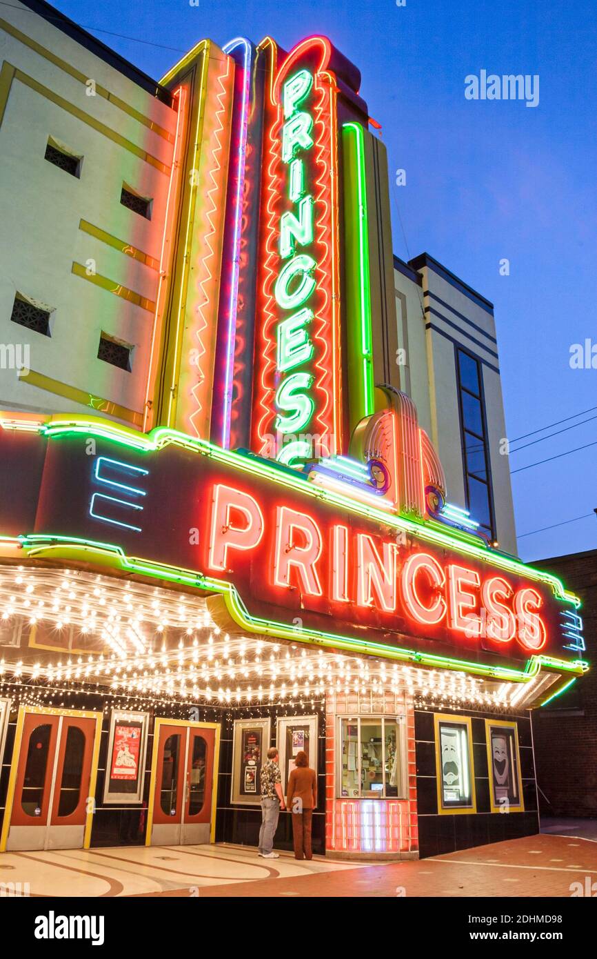 Alabama Decatur Princess Theatre für das Theater der Darstellenden Künste, erbaut 1941 Art Deco Neon-Festzelt-Schild Nacht, außen Vordereingang historisch, Stockfoto