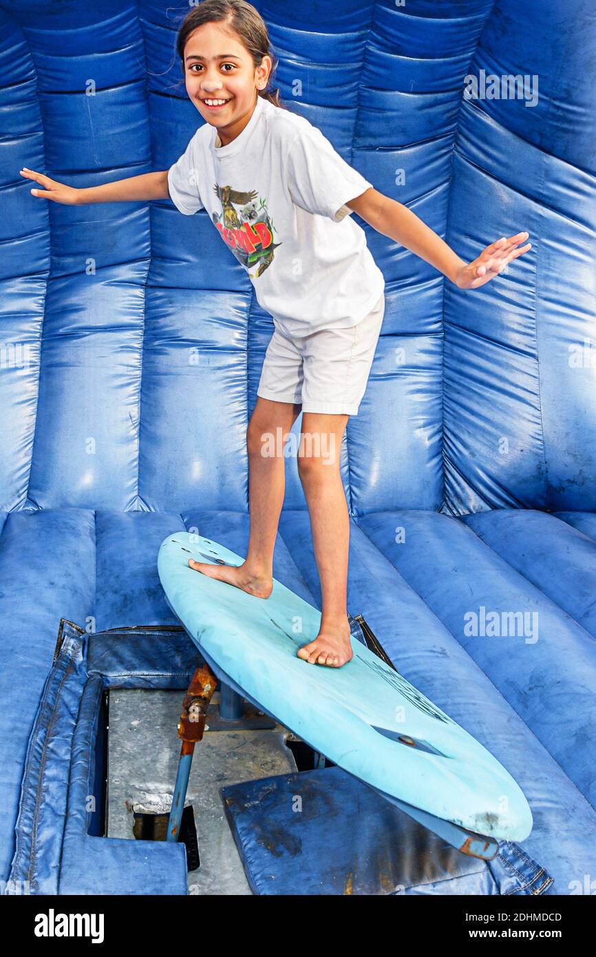 Birmingham Alabama, Splash Adventure, ehemals VisionLand Magic Adventure Theme Park, asiatische Mädchen Student mechanisches Surfbrett Reiten balancieren, Stockfoto