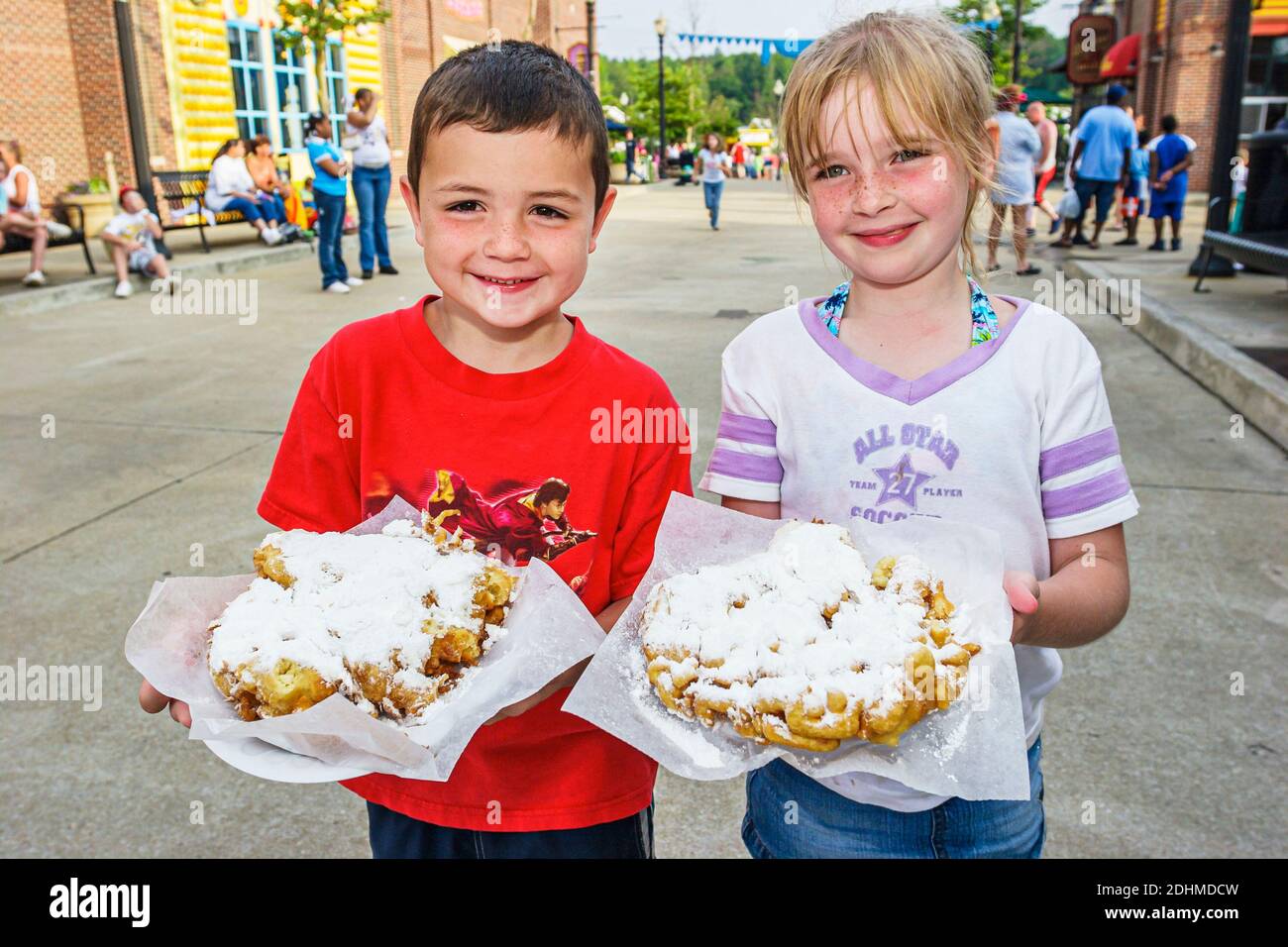 Birmingham Alabama, Splash Adventure früher VisionLand Magic Adventure Theme Park, junge Mädchen Kinder halten Trichter Kuchen Kuchen Karneval Essen, Stockfoto