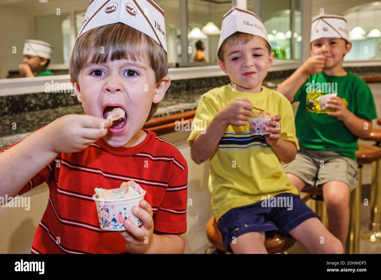 Alabama Sylacauga Blue Bell Creameries Eis Herstellung Anlage Produktion, Kinder Jungen essen Eis Tour Schule Ausflug Studenten, tragen Stockfoto