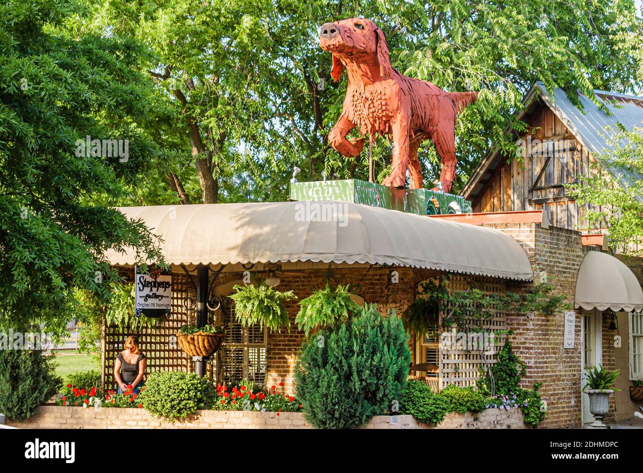 Alabama Northport Kentuck Art Center, Rusty Big Red Metal Dog Americana, Stockfoto