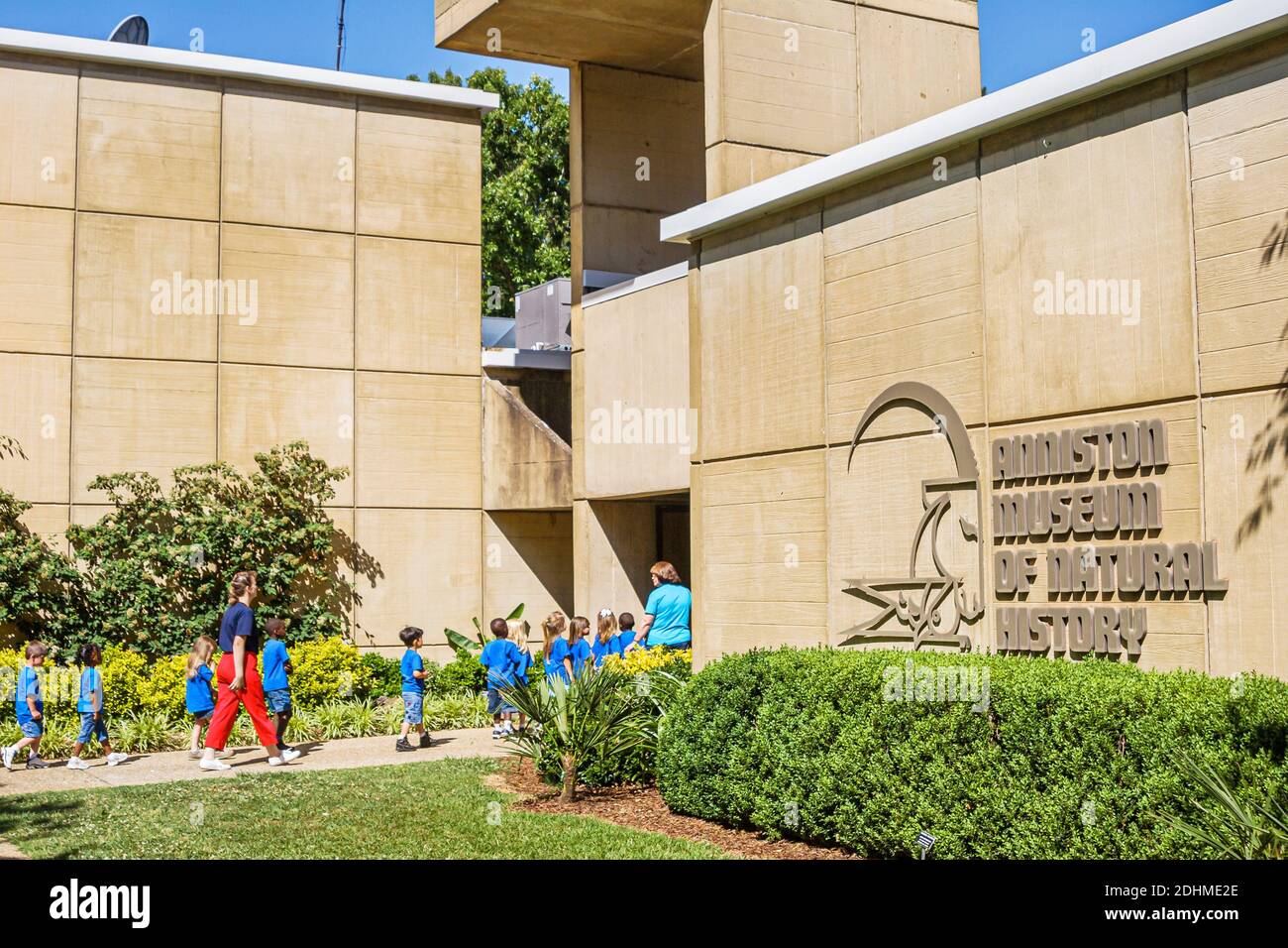 Alabama Anniston Museum of Natural History, Eingang vor der Kindertagesstätte Tagesstätte Studenten betreten, Stockfoto