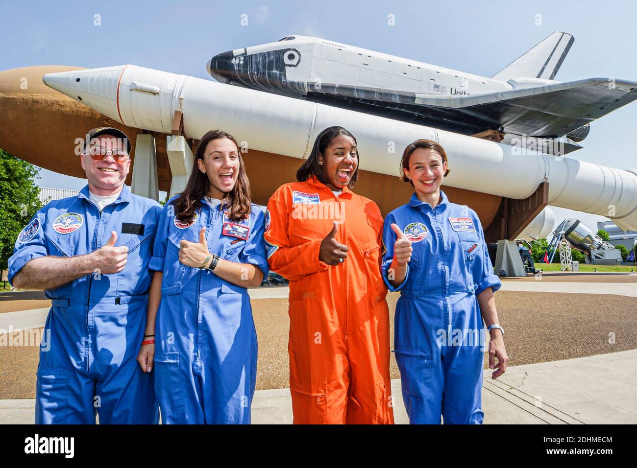 Huntsville Alabama, USA Space & Rocket Center Center, Space Camp Führer Shuttle Mann Teenager Teenager Teenager Teenager Mädchen, Outfit Uniform Schwarz, Stockfoto