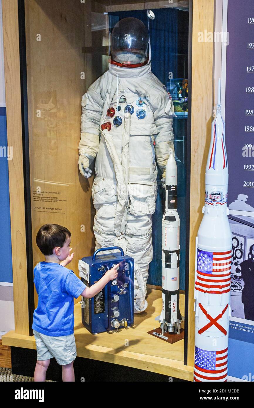 Huntsville Alabama, Besucherzentrum, Astronaut Space Suit Rakete Ausstellung Junge schaut, Stockfoto