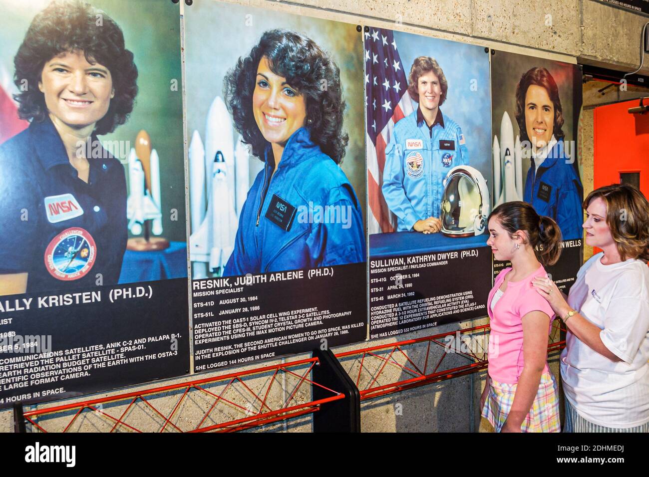 Huntsville Alabama, USA Space & Rocket Center Center, Frauen weibliche Astronauten Ausstellung Mutter Tochter Mädchen suchen, Stockfoto