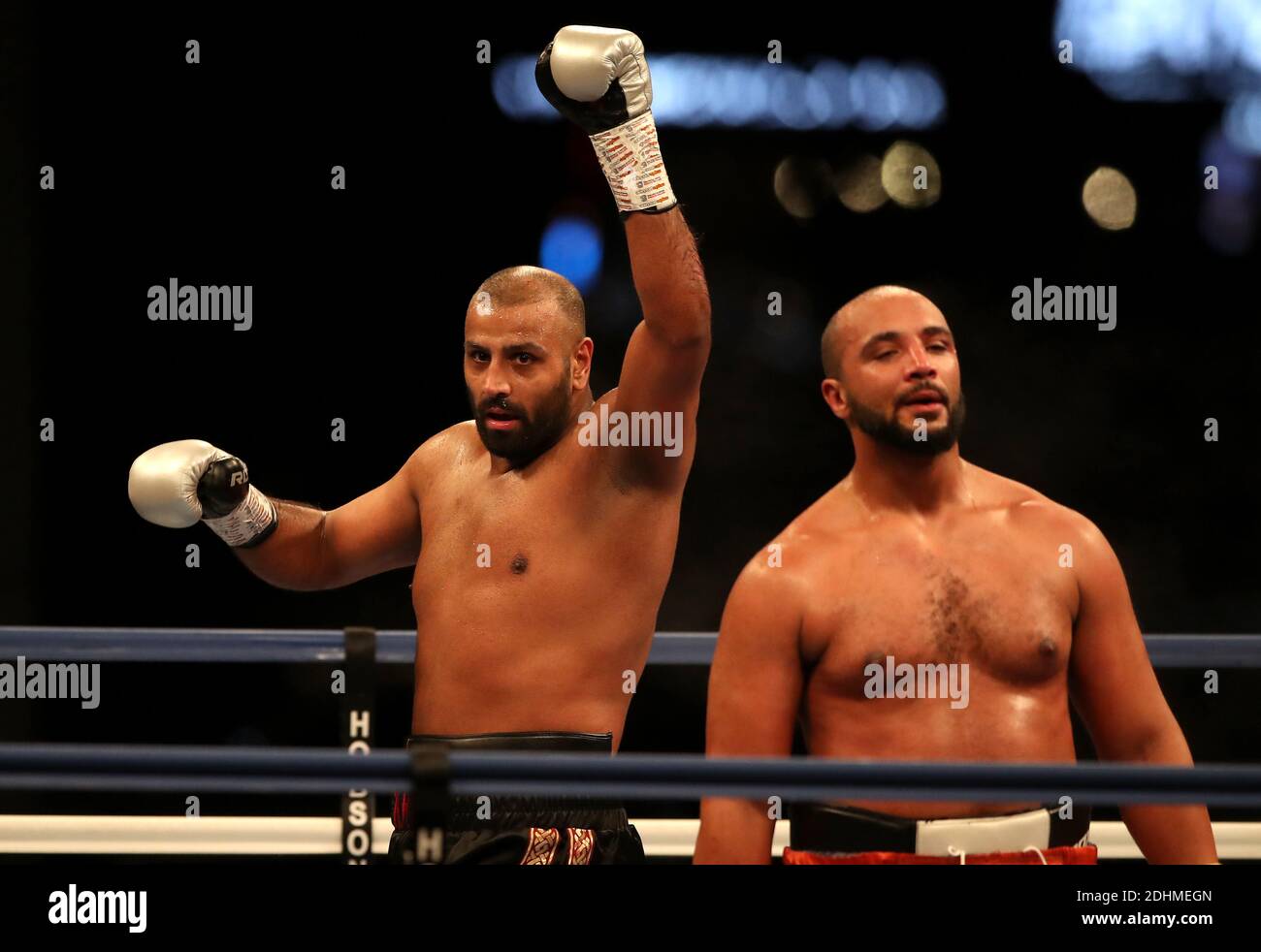 Kash Ali (links) und Phil Williams während des Schwergewichtsmatches während des Drive-in Boxing Events in der FlyDSA Arena, Sheffield. Stockfoto