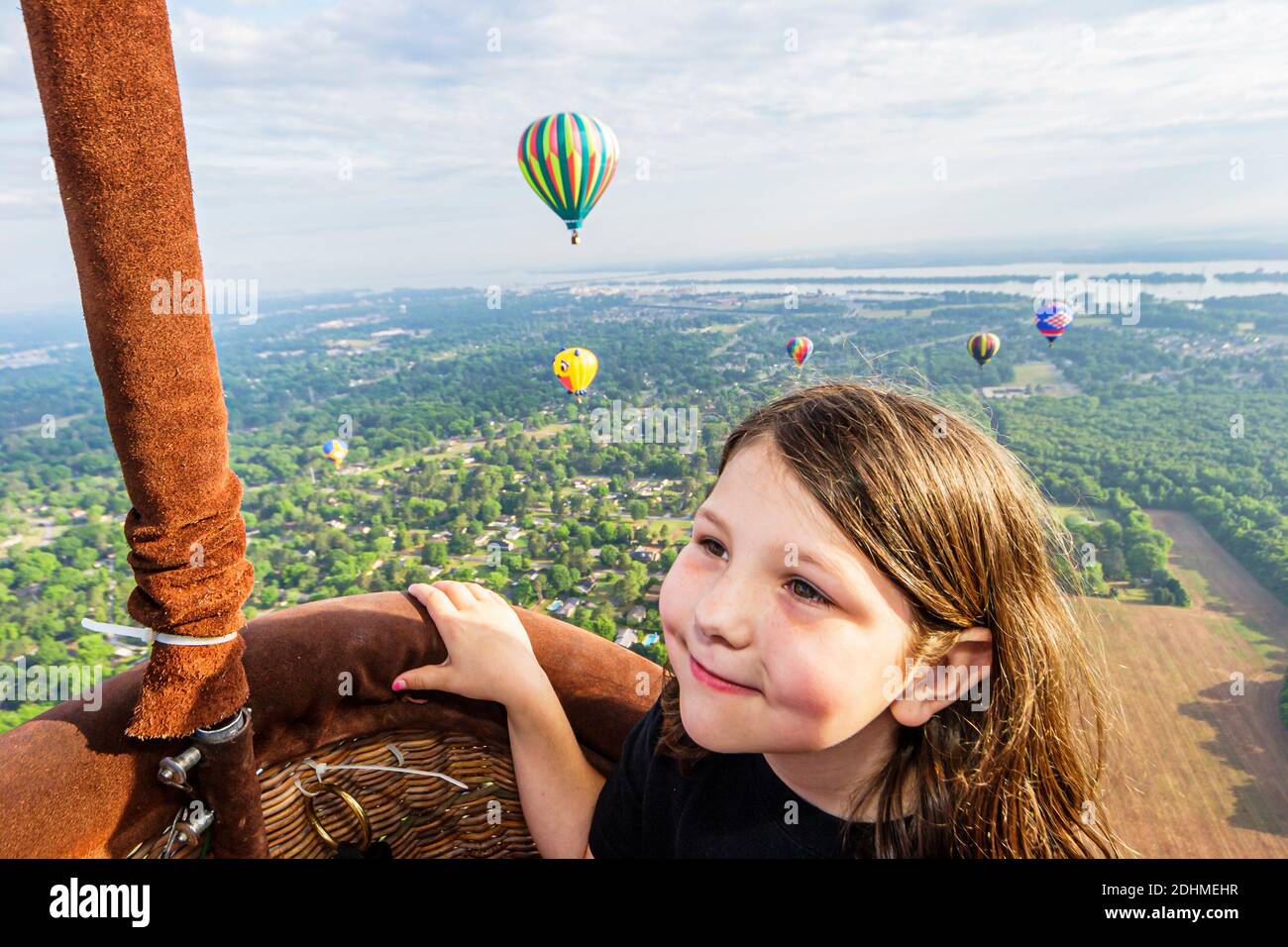 Alabama Decatur Alabama Jubilee Heißluftballon Classic, Luftballons jährliche Event-Ansicht von Gondel Antenne Mädchen Kind, Tennessee River, Stockfoto