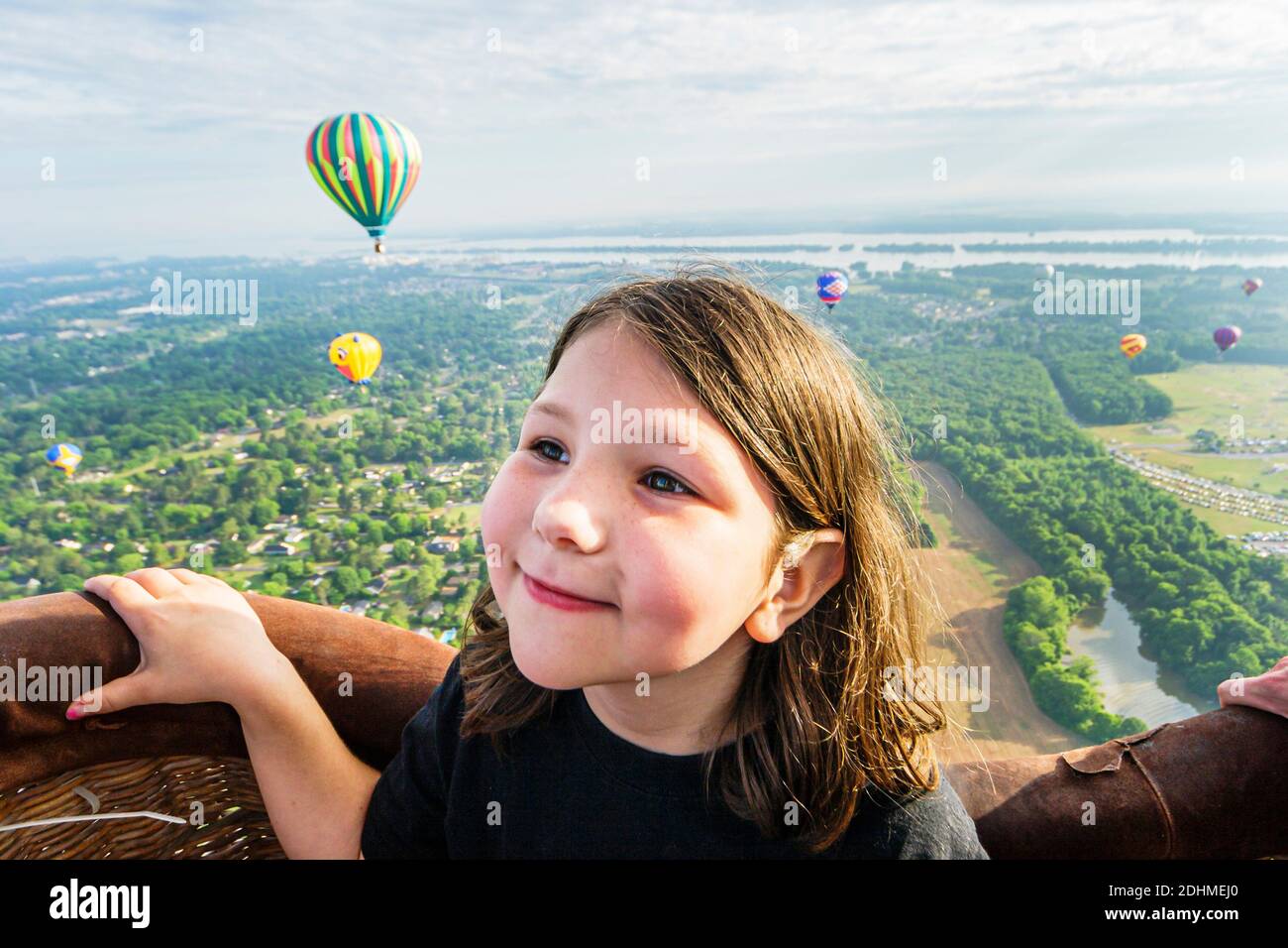 Alabama Decatur Alabama Jubilee Heißluftballon Classic, Luftballons jährliche Event-Ansicht von Gondel Antenne Mädchen Kind, Tennessee River, Stockfoto