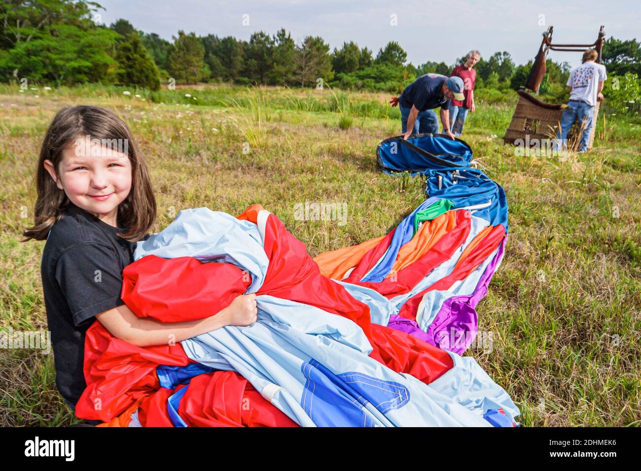 Alabama Decatur Alabama Jubilee Heißluftballon Classic, Flugbesatzung Sammeln Auffangen Falten Teamarbeit Mädchen, Stockfoto