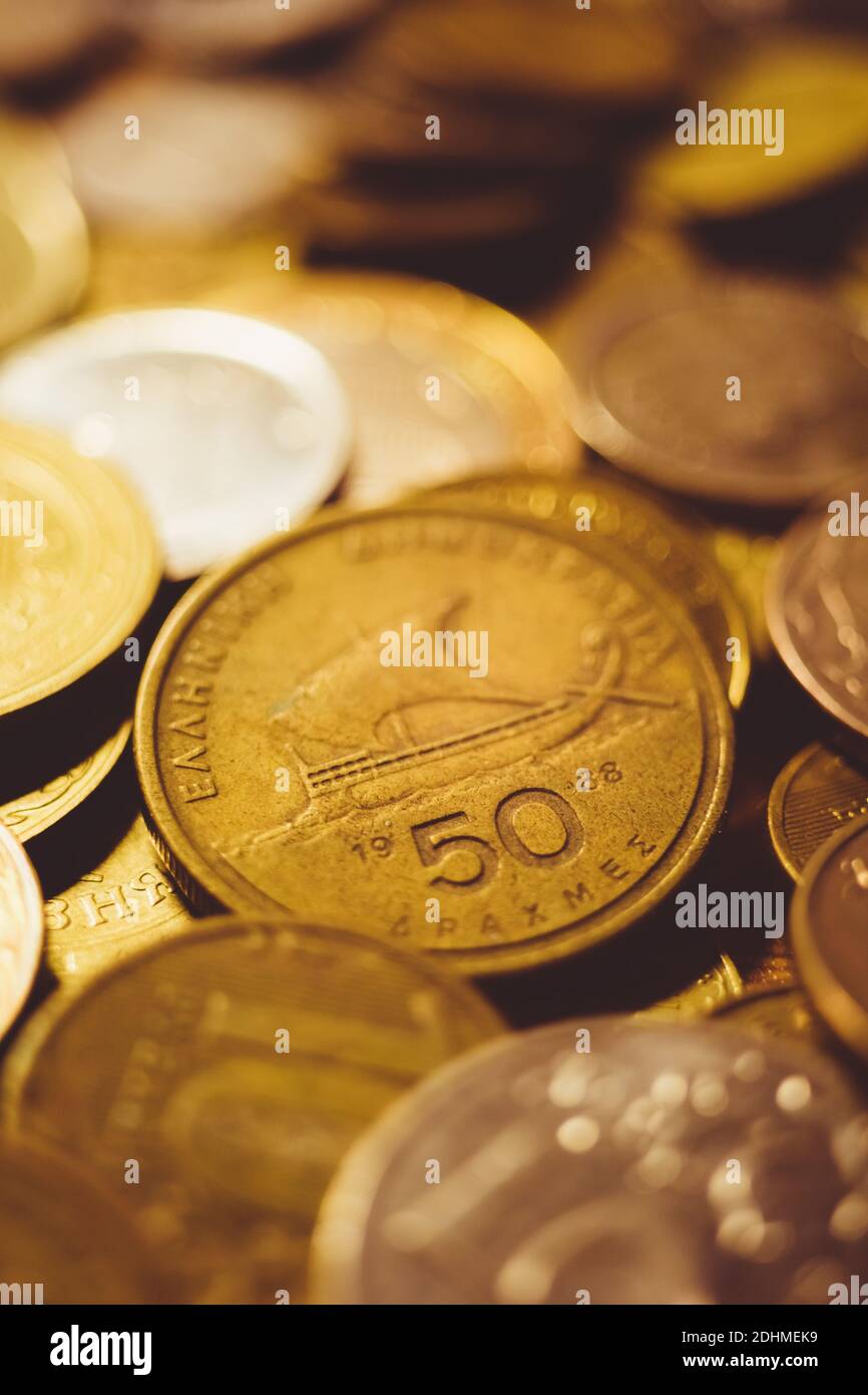 Stapel von verschiedenen Goldmünzen auf dem Tisch. Griechische Münze Drachme Stockfoto