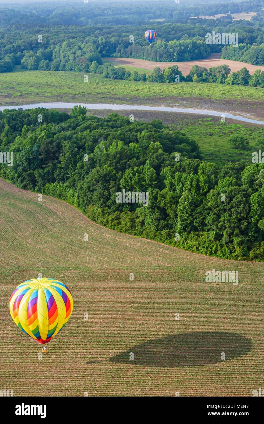 Alabama Decatur Alabama Jubilee Heißluftballon Classic, Point Mallard Park Ballons jährliche Ansicht von Gondel Luftfarm Feldlandung, Stockfoto