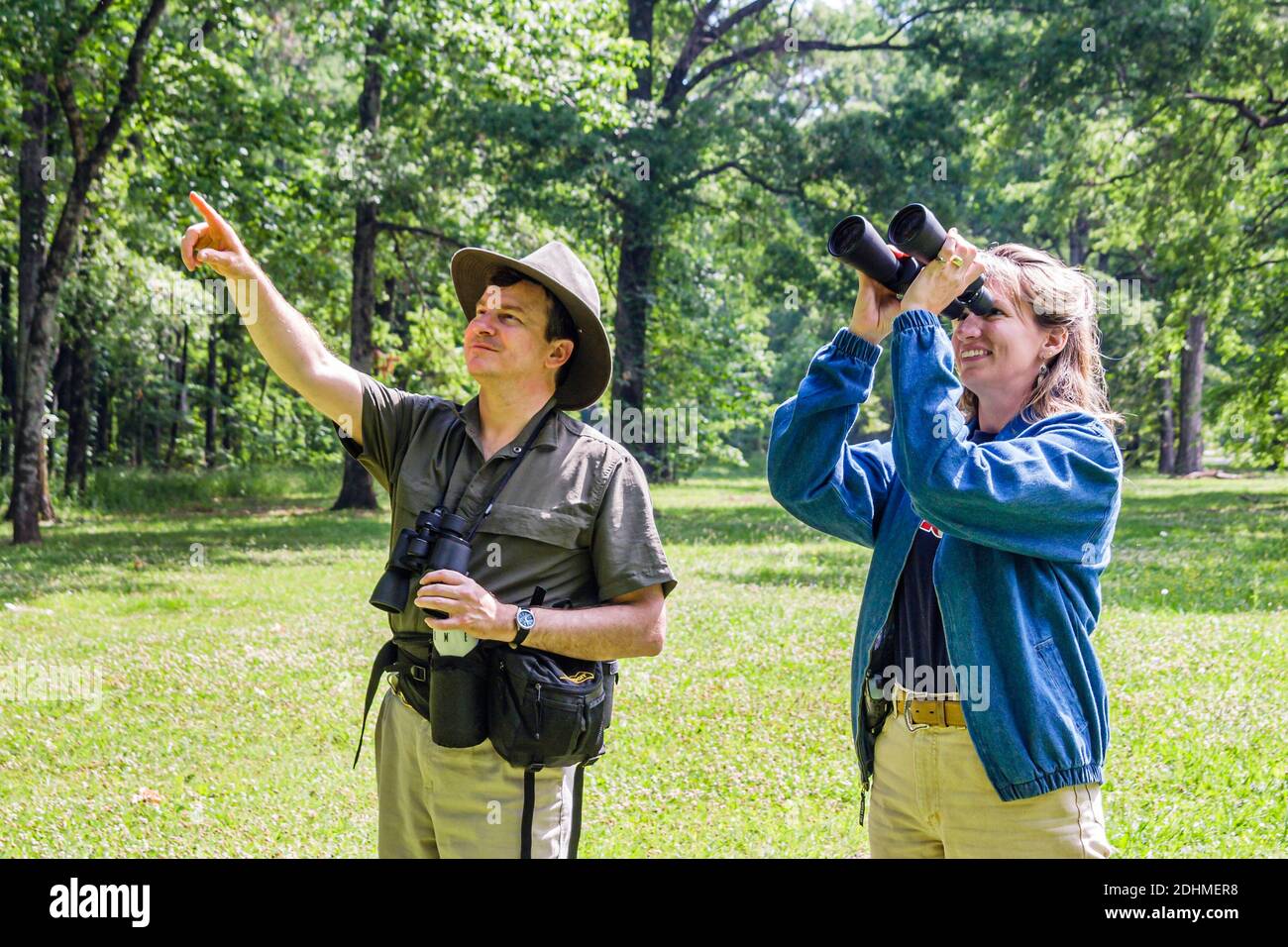 Alabama Decatur Hospitality Nature Park Vogelbeobachter, Mann Fernglas Frau weibliches Paar sucht Punkte zeigen, Stockfoto