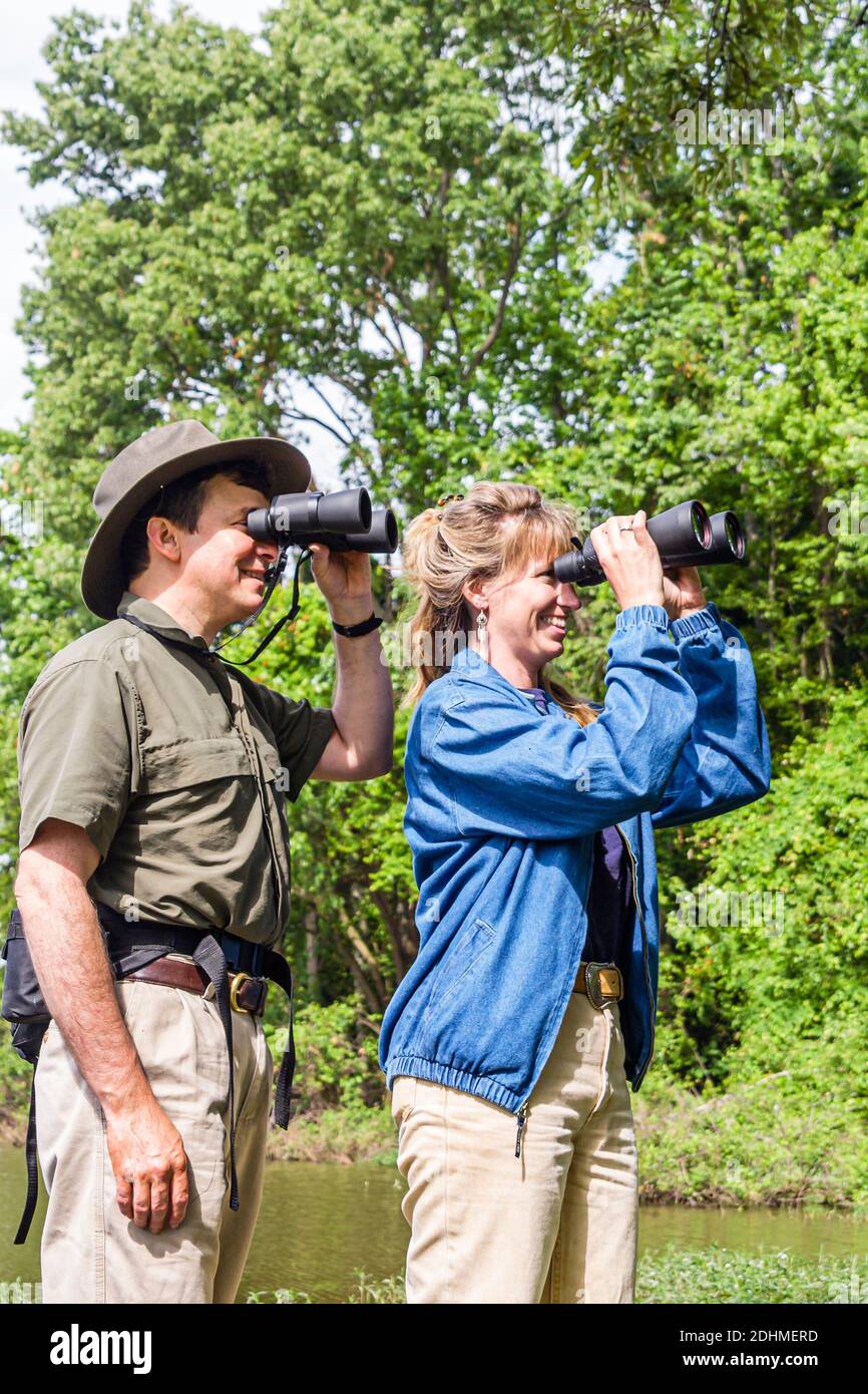 Alabama Decatur Hospitality Nature Park Vogelbeobachter, Mann Fernglas Frau weiblich Paar suchen, Stockfoto