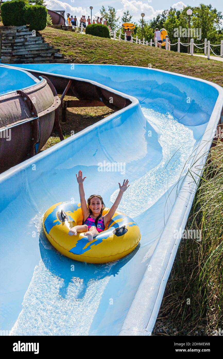 Alabama Decatur Point Mallard Park Wasserpark, Wasserrutsche Mädchen Kind Reiten inneren Schlauch nach unten, Stockfoto