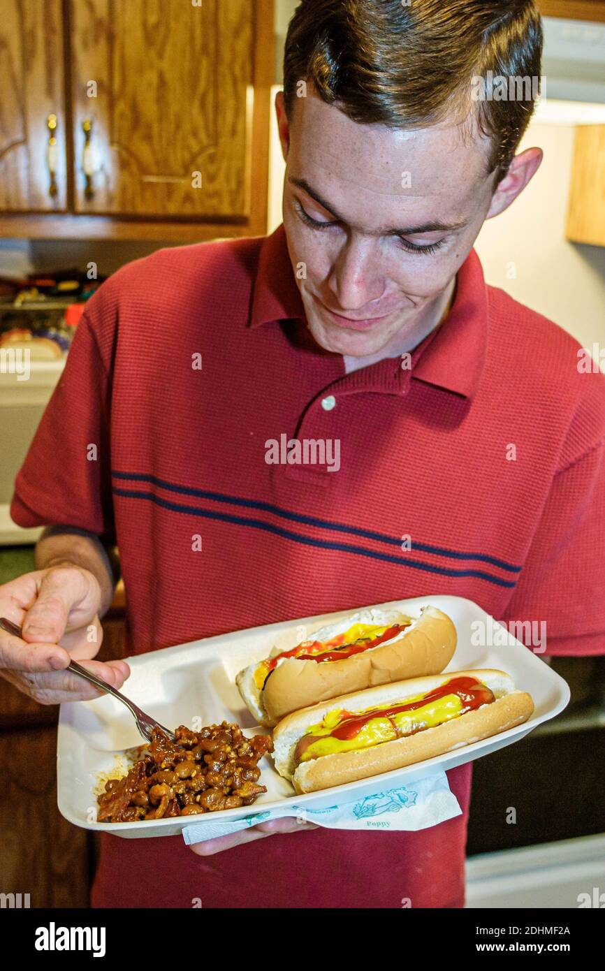 Alabama Stapleton Mann essen Hot Dogs gebackene Bohnen, Teller Mittagessen, Stockfoto