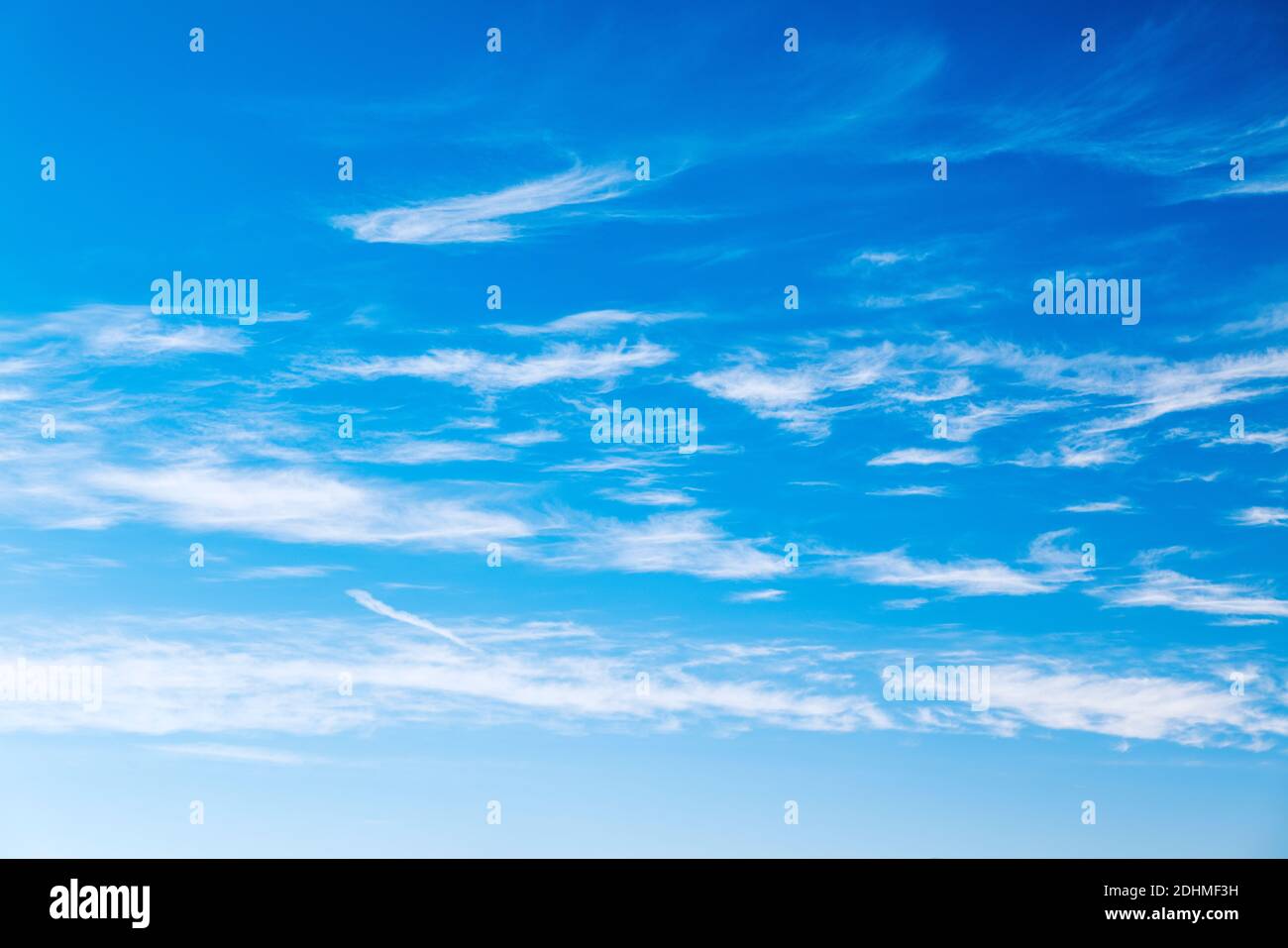 Wispy Wolken gegen einen azurblauen Colorado Himmel Stockfoto