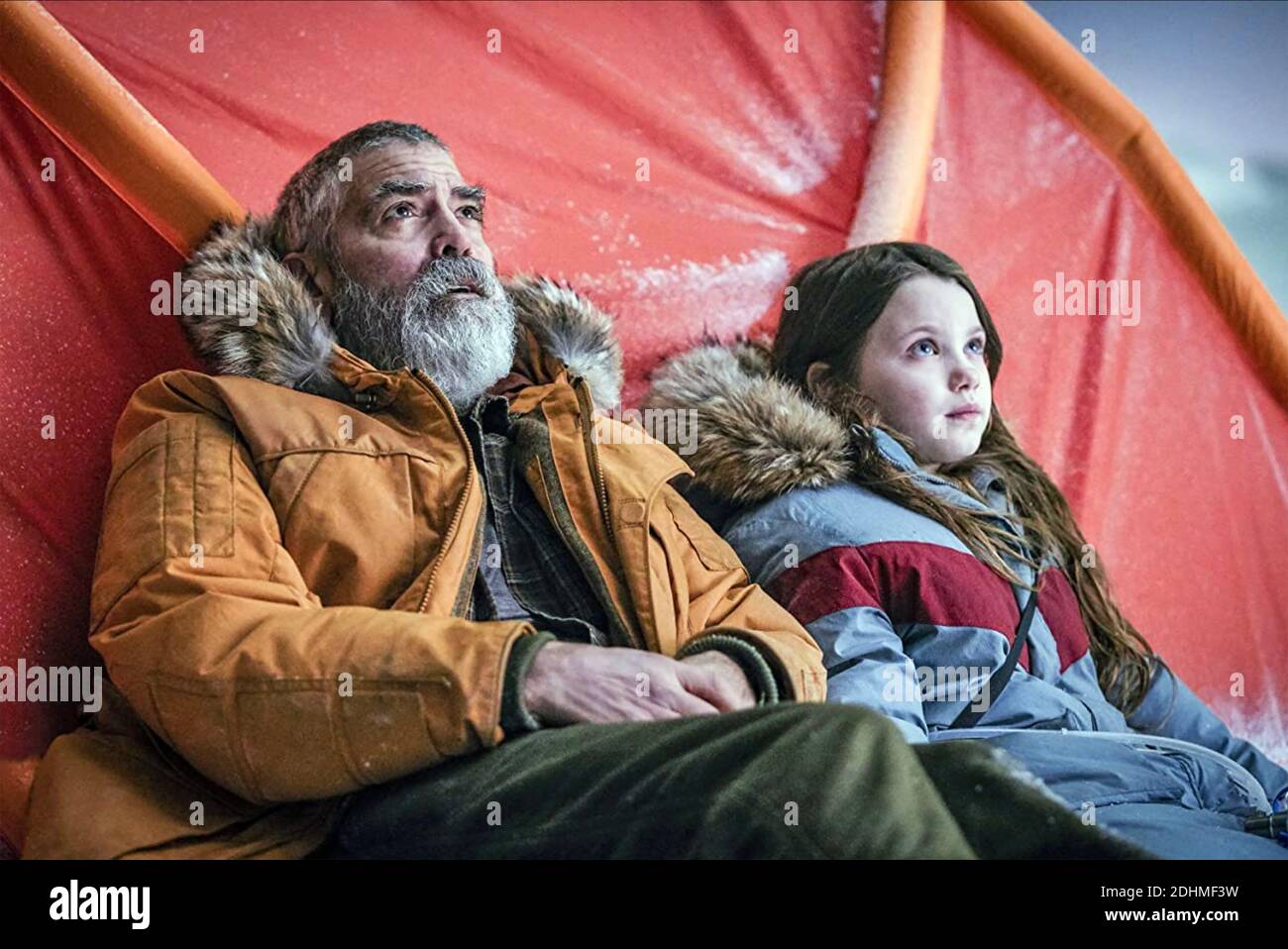 DER MIDNIGHT SKY 2020 Netflix Film mit George Clooney und Caoilinn Springall Stockfoto