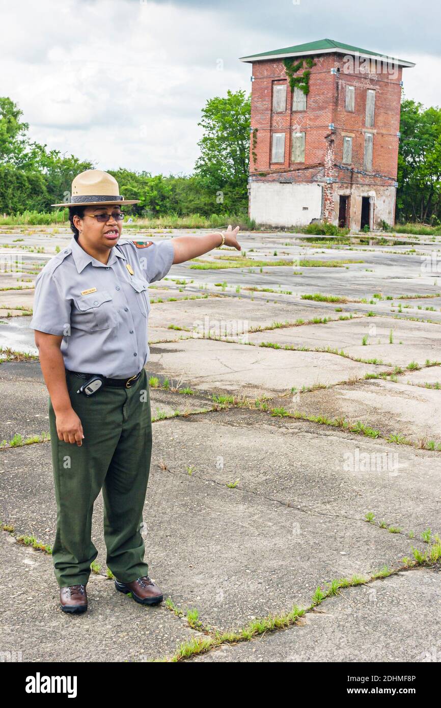 Alabama Tuskegee Airmen National Historic Site, die Helden des schwarzen Zweiten Weltkriegs stellen eine Sammlung aus, eine weibliche Nationalpark-Rangerin erklärt das Gebäude Mo Stockfoto