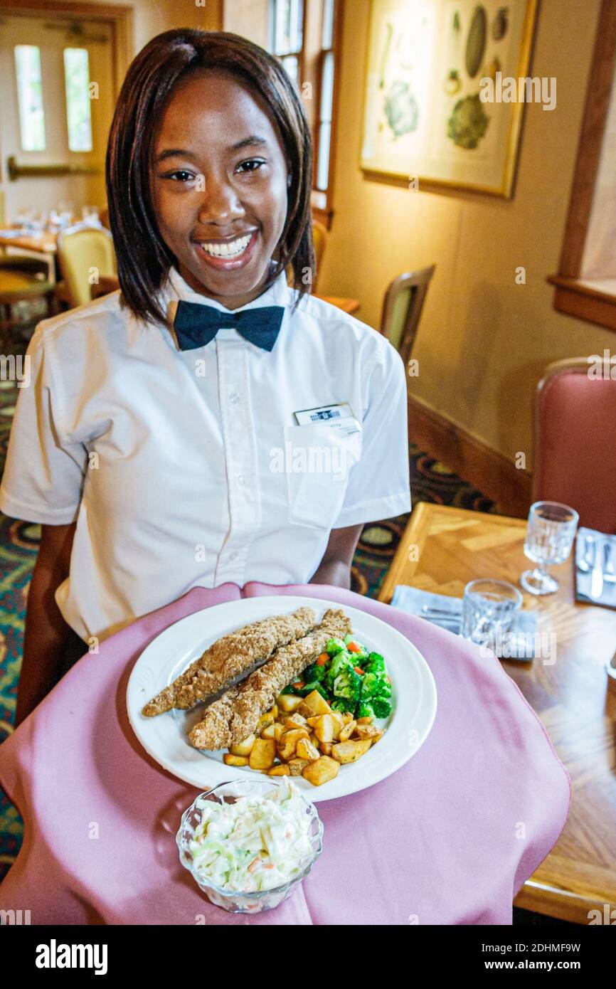 Alabama Tuskegee University Kellogg Hotel & Conference Center Center Center, Dorothy's Restaurant Black weibliche Kellnerin Servierstudentin serviert Wels Dinner, Stockfoto