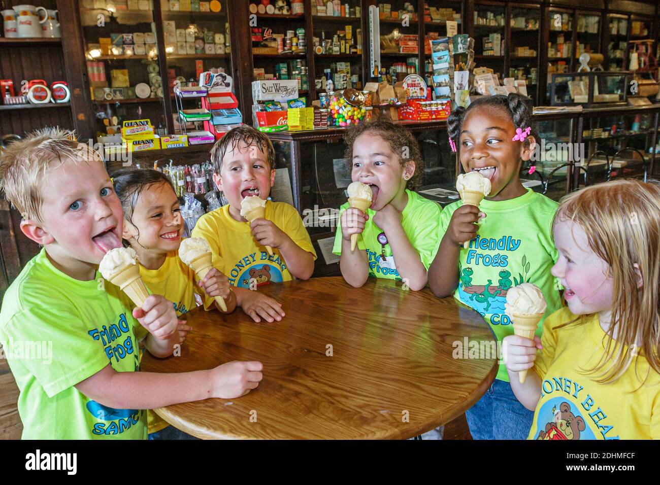 Alabama Dothan Landmark Park Martin Drugstore, alte Mode Soda Brunnen Zähler Eis Zapfen, Klasse Ausflug Black girl Kinder Studenten essen, Stockfoto