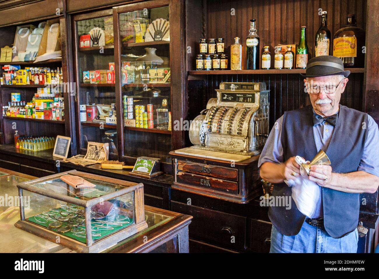 Alabama Dothan Landmark Park Martin Drugstore, alter Mode-Soda-Ruck-Springbrunnentheke, älterer Mann, Stockfoto