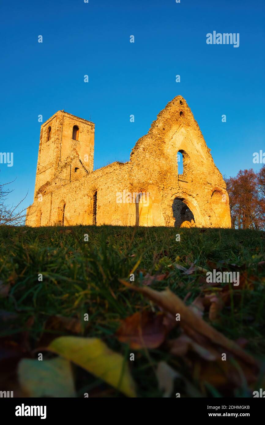 Ruinen der Kirche und des Klosters der Heiligen Katharina, bekannt als Katarínka, in der Nähe von Dechtice, Slowakei, im warmen Abendlicht. Stockfoto