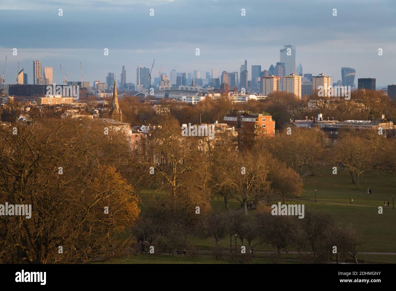Blick auf die Skyline von London von der Spitze des Primrose Hill in Mitten im Herbst bei Sonnenuntergang Stockfoto
