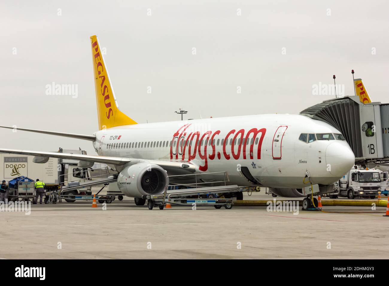 İstanbul / Türkei - 21.07.2014: Mehrere türkische Betreiber fliegen zum Internationalen Flughafen Istanbul Sabiha Gokcen, einem der beiden Flughäfen Istanbuls. Stockfoto