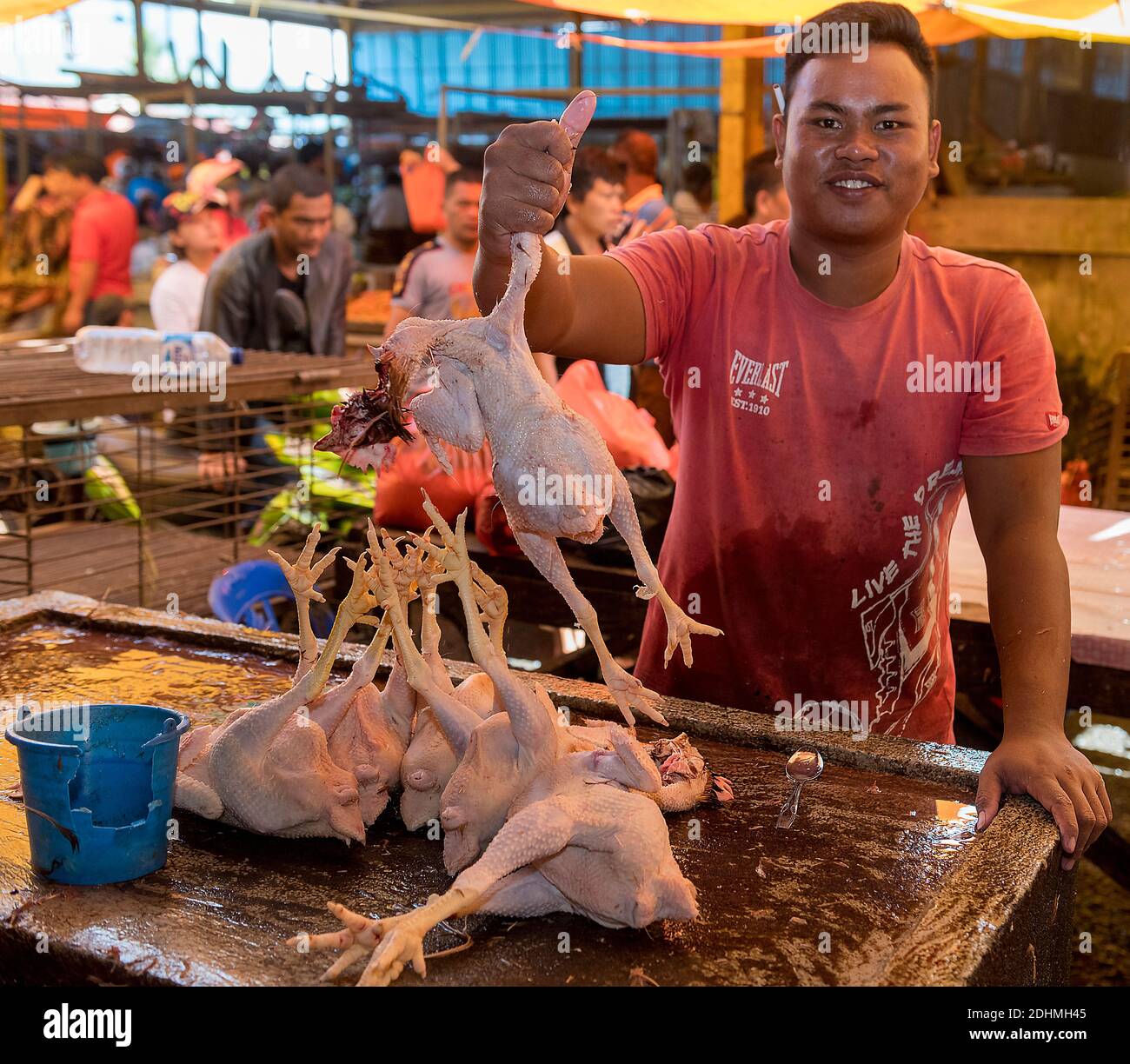 Verkauf von Hühnern auf Tomohon Extremmarkt, Minahasa, Nord Sulawesi, Indonesien. Stockfoto
