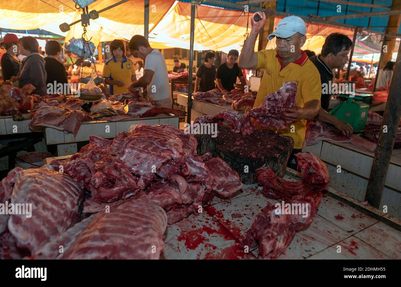 Schneiden von Fleisch auf Tomohon Extremmarkt, Minahasa, Nord Sulawesi, Indonesien. Stockfoto