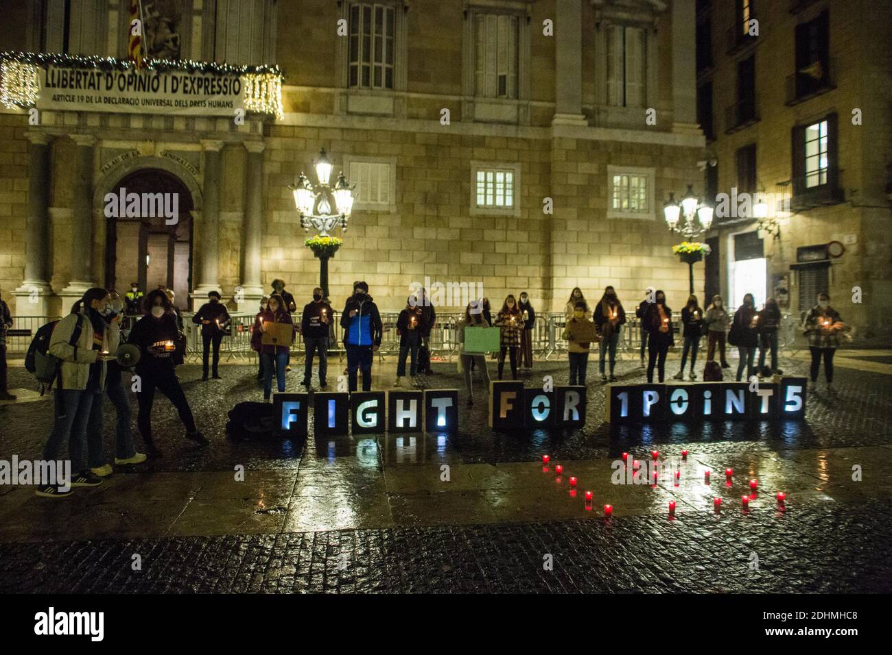 Barcelona, Spanien. Dezember 2020. Während der Demonstration zündeten Demonstranten Kerzen an.die Plattform Fridays for future hat zum fünften Jahrestag des Pariser Abkommens in Barcelona einen Akt für die Klimanotlage organisiert. Kredit: SOPA Images Limited/Alamy Live Nachrichten Stockfoto